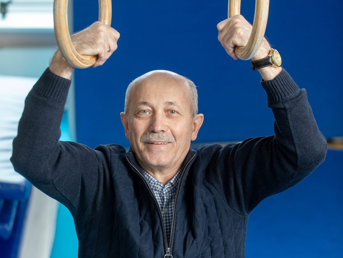 Конструктор гимнастических полетов. В 70 лет Савушкин легко делает уголок на брусьях