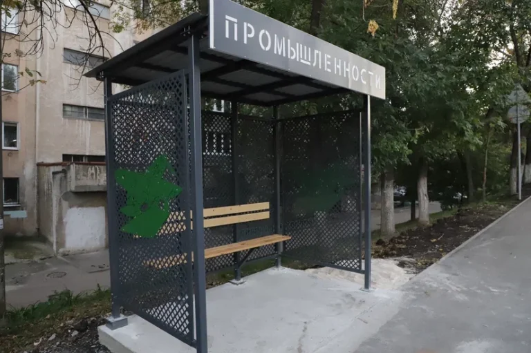 Подрядчик объяснил, почему установили металлический павильон на Аэродромной в Самаре