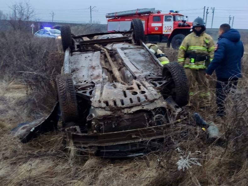 Автомобиль Renault опрокинулся в Самарской области, пострадали два человека