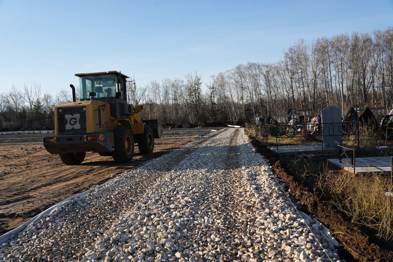 Подрядчики начали благоустраивать проезды и проходы на кладбище в Самаре