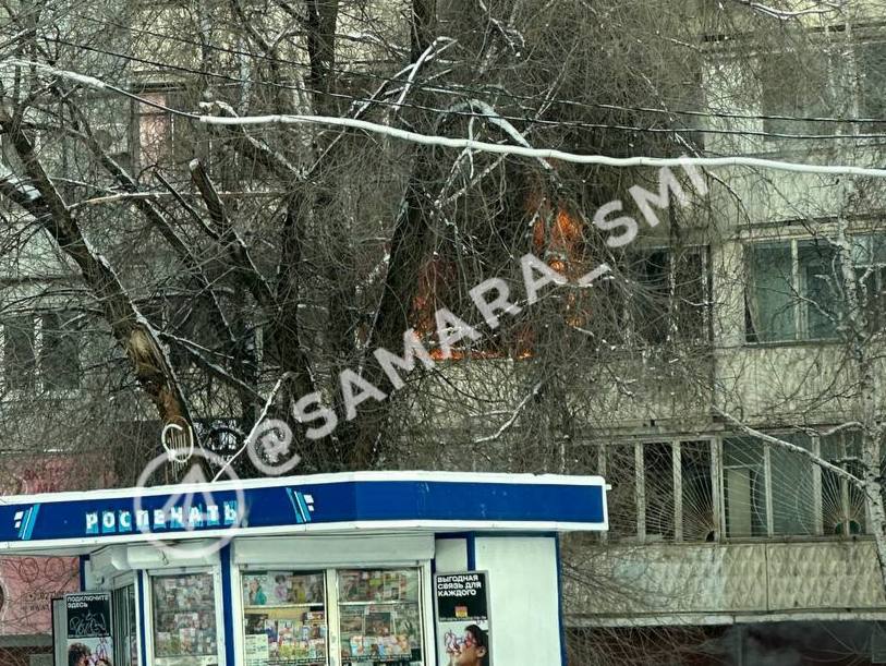 Балконы дома на проспекте Кирова в Самаре загорелись днем 25 декабря