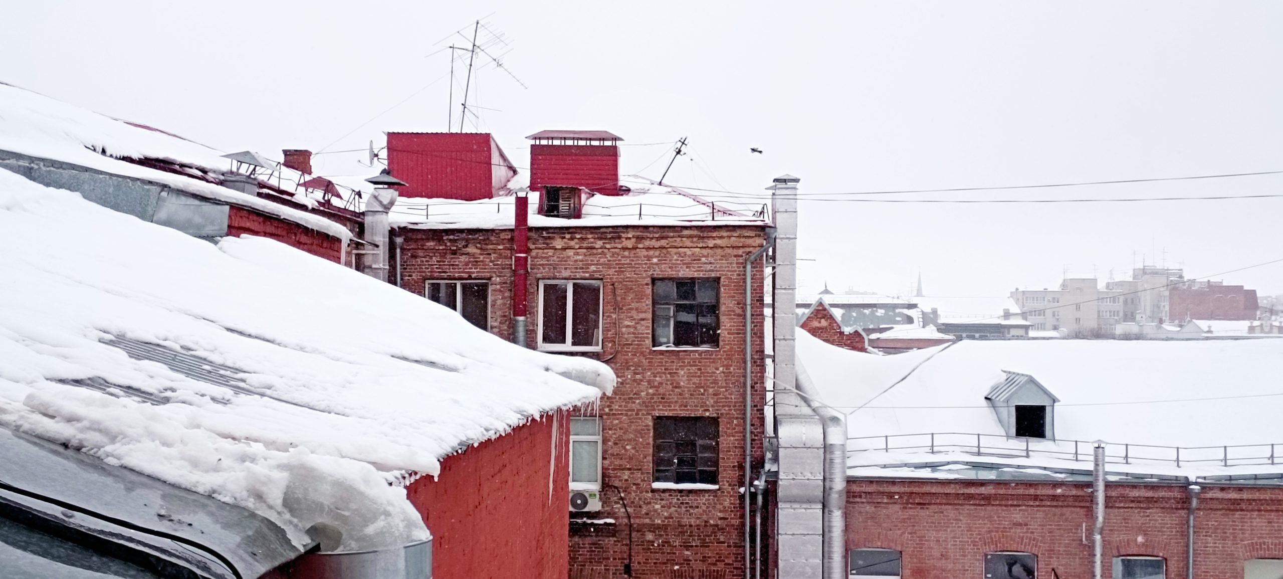 Снег тает на крышах