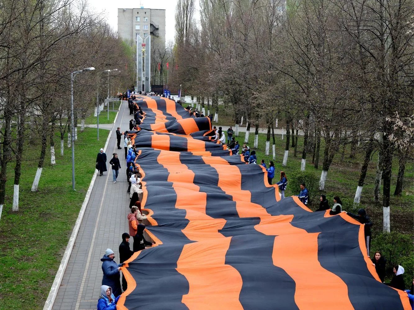 Видео: 300-метровую георгиевскую ленту развернули в парке Победы в Самаре